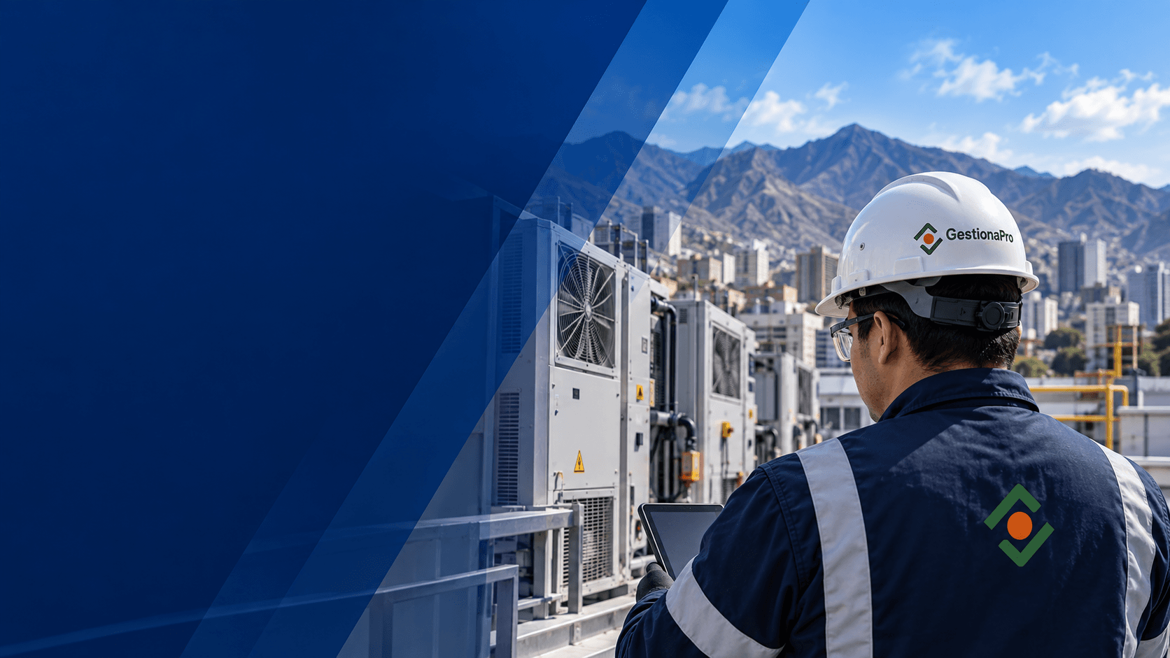 Técnico revisando equipos de aire acondicionado en una azotea